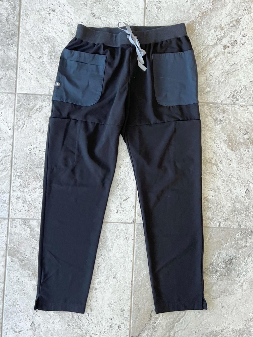FIGS Kigali Straight Leg 8 Pocket Drawcord Scrub Pants in Black (PO# 1746), sz L